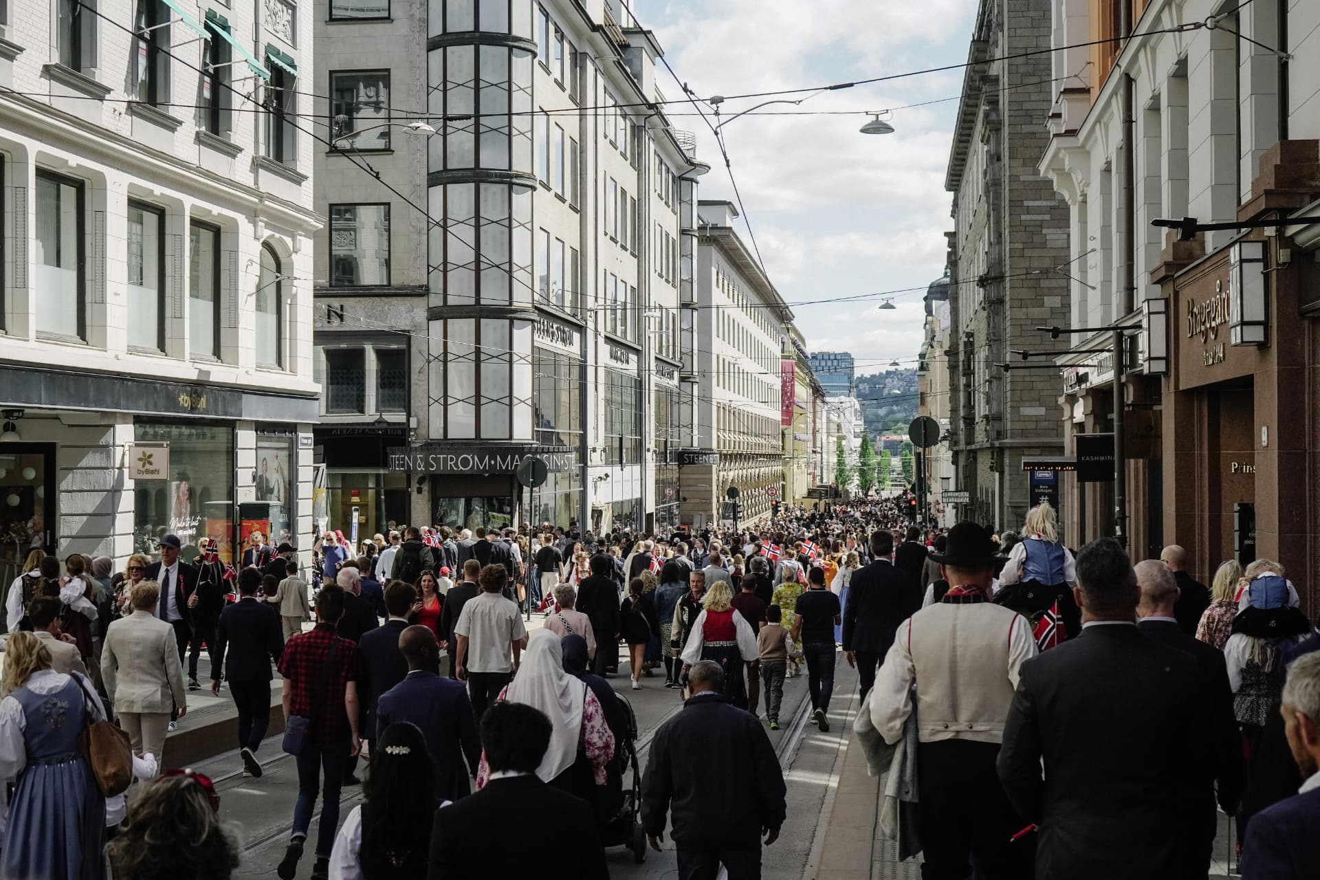 Crowds walking down Karl Johans gate